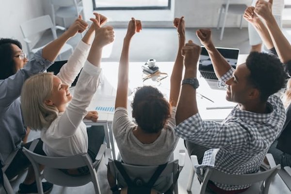 Comment les professionnels de santé peuvent-ils mieux gérer la lombalgie chronique chez les travailleurs de bureau?