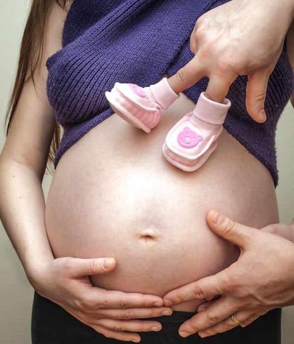 Comment les futurs parents peuvent-ils se préparer à l'accouchement en lisant des livres spécifiques ?