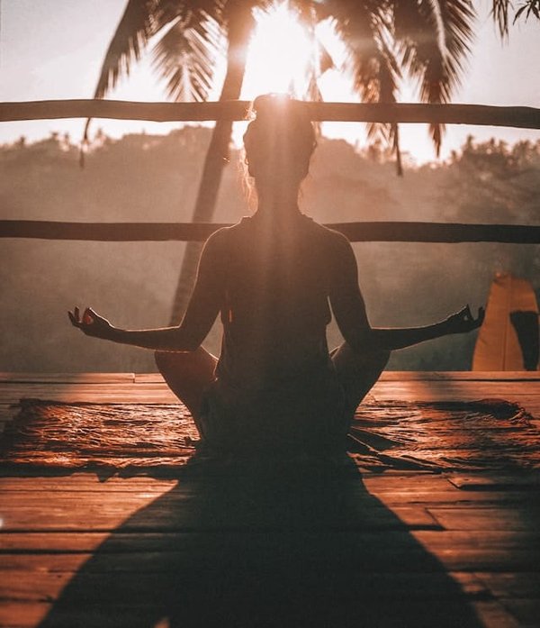 Comment intégrer la pratique du yoga prénatal dans votre routine quotidienne ?