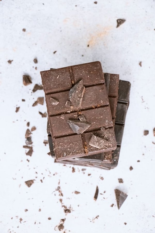 Quels sont les impacts de la consommation de chocolat noir sur le bien-être mental et comment choisir un produit de qualité?