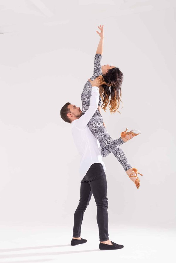 Comment la danse contemporaine peut-elle aider à soulager les symptômes de l'anxiété et quelles techniques sont les plus efficaces?