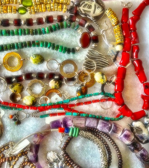 Quels sont les avantages des ateliers de fabrication de bijoux pour la motricité fine des seniors?