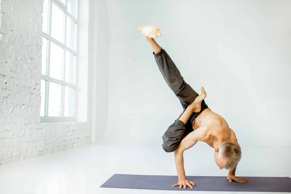 Comment les seniors peuvent-ils intégrer les séances de yoga du rire pour améliorer leur bien-être émotionnel?
